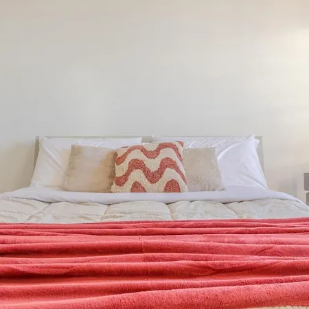 The Purple House Between And The Ferrari Museum モデナ