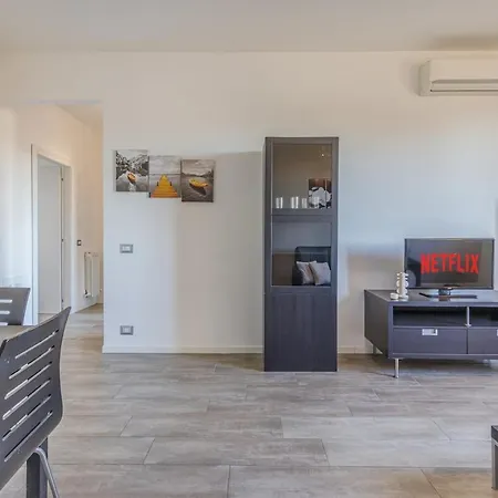 The Purple House Between And The Ferrari Museum アパート モデナ