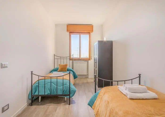 The Purple House Between And The Ferrari Museum * モデナ