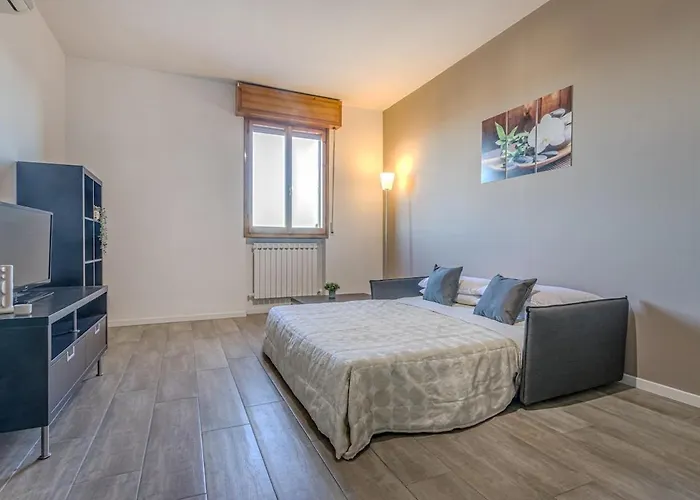 The Purple House Between And The Ferrari Museum モデナ